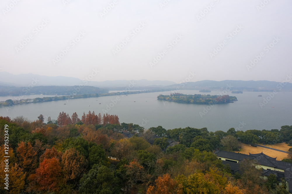 中国 浙江省杭州市、雷峰塔から見る世界遺産の西湖