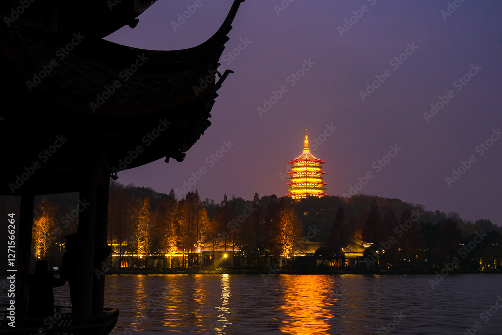 中国 浙江省杭州市、世界遺産の西湖 夜の雷峰塔