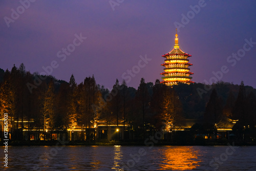 Obraz na płótnie 中国 浙江省杭州市、世界遺産の西湖 夜の雷峰塔 w salonie