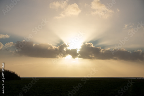 Wallpaper Mural Himmlisch - zarte Sonnenstrahlen hinter weichen Wolken Torontodigital.ca