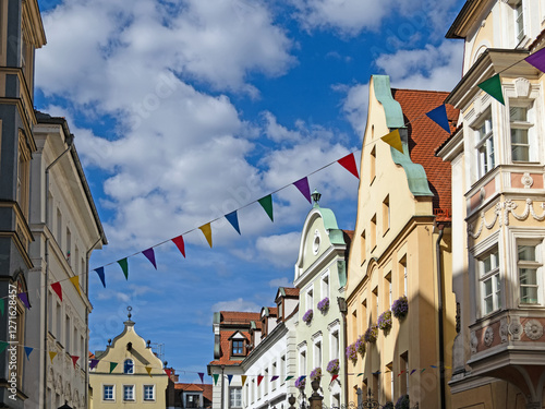 Blick auf die Fassaden farbenfroher historischer Häuser in der Altstadt von Regensburg, Deutschland photo