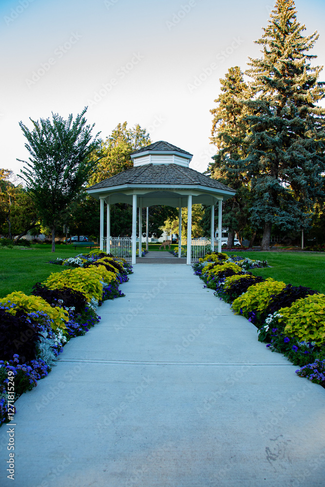Obraz premium Romantic gazebo in a park