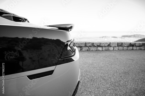 Voiture de sport. Vitesse. Intérieur et extérieur. Dans les rues de la ville.