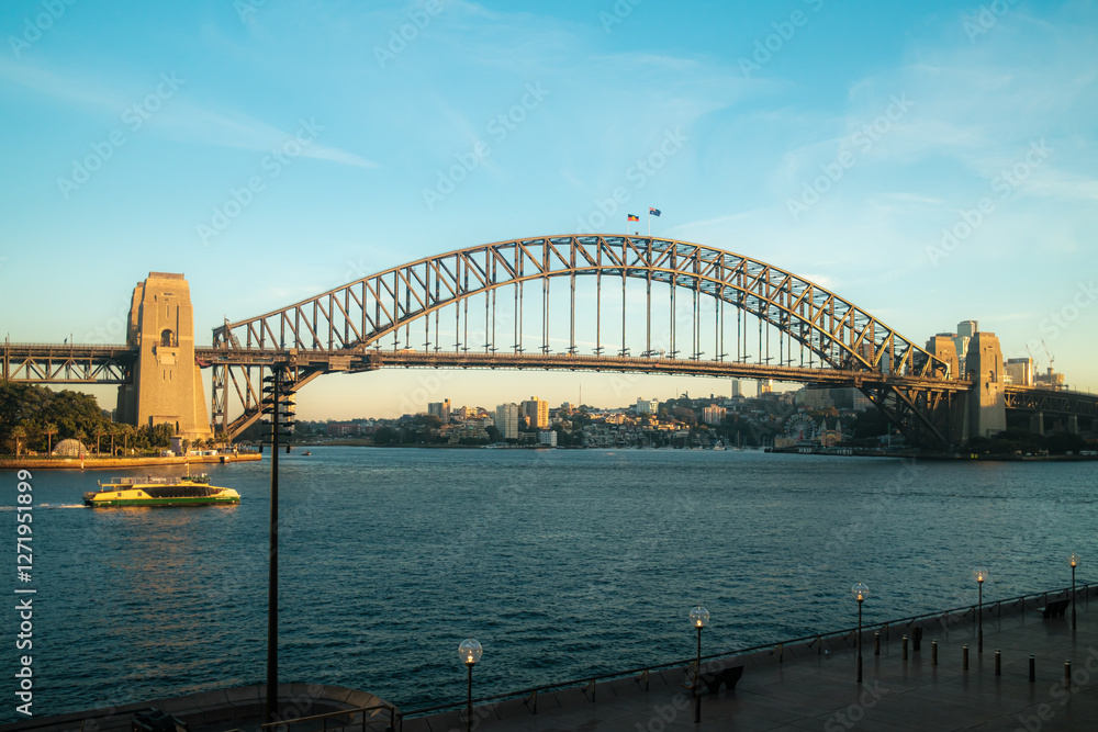 Naklejka premium sydney harbour bridge and skyline