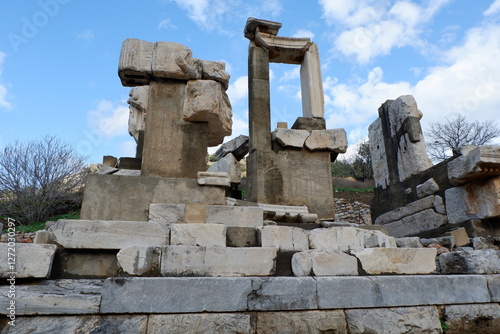 Foto EPHESUS, TURKEY - Dec 8- 2019: :Necropolis in the ruins of the ancient city of E