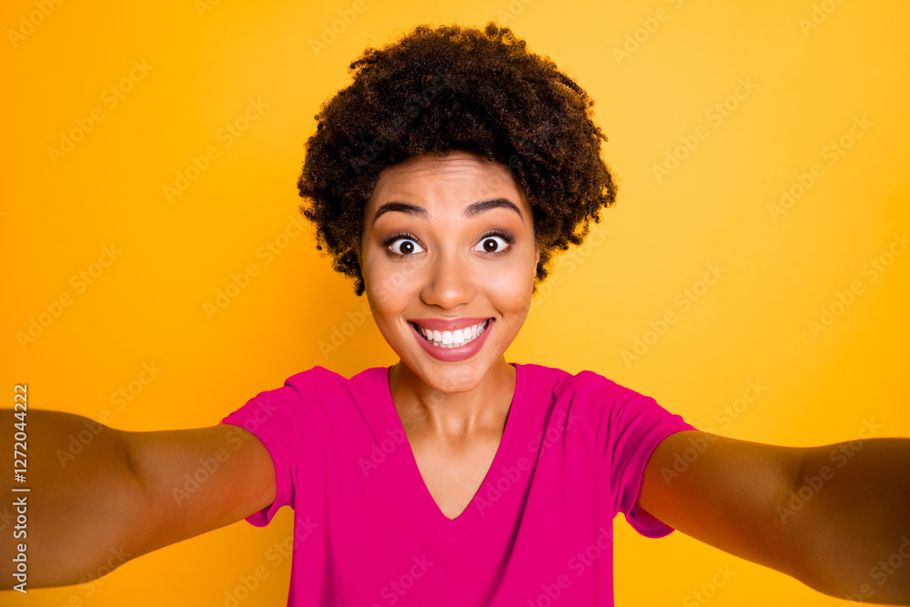 Photo of cheerful nice attractive black girlfriend trendy wearing t-shirt smiling toothily taking selfie isolated over yellow vibrant color background Photo of cheerful nice attractive black girlfriend trendy wearing t-shirt smiling toothily taking selfie isolated over yellow vibrant color background