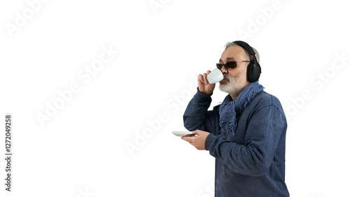 Foto Adult gray-haired man in headphones with a cup of coffee