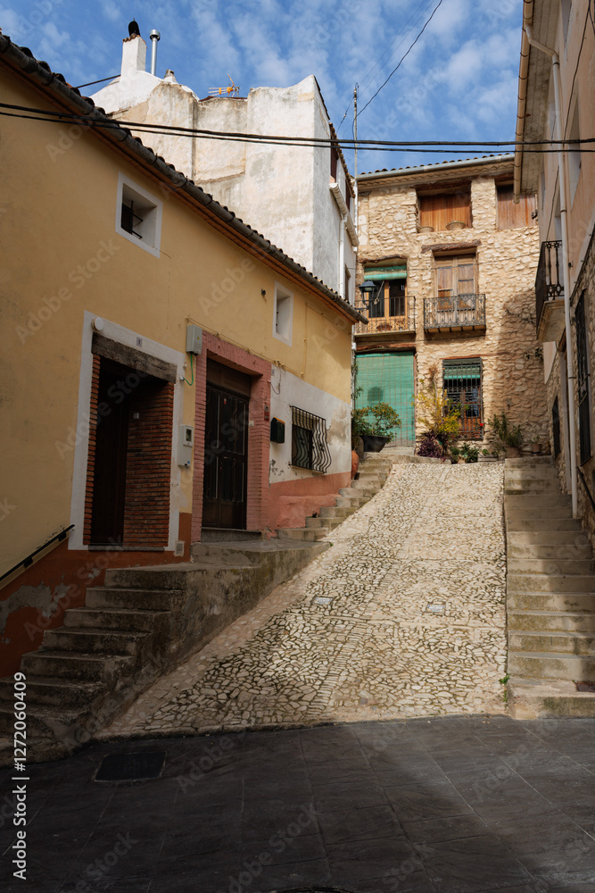 Fototapeta premium Calle en pendiente pronunciada de la localidad de Benimassot, España