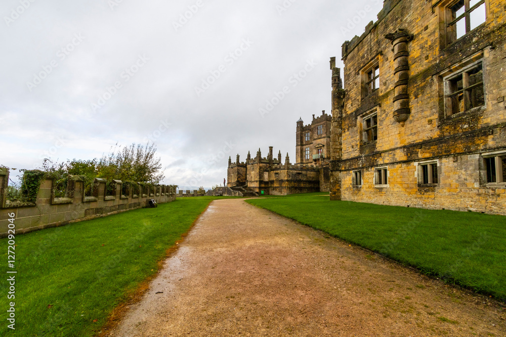 Fototapeta premium castle pathways
