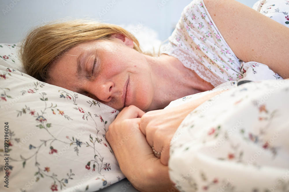 woman sleeping in bed sleep routine for insomnia woman sleeping in bed sleep routine for insomnia