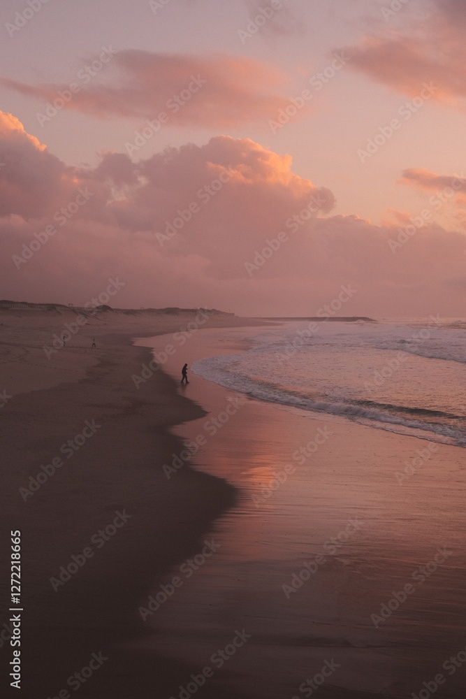 Fototapeta premium Kid playing by the sea