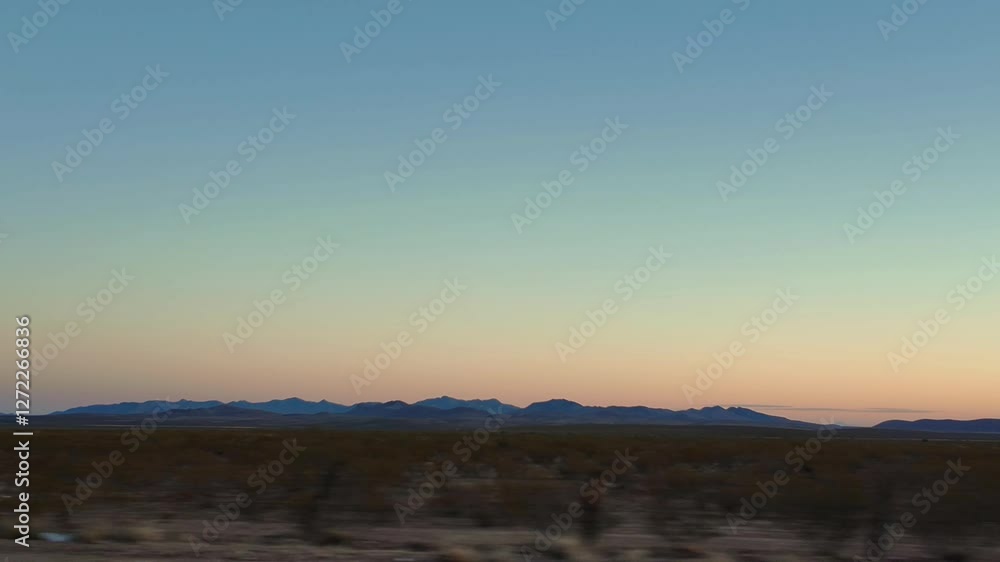 Vista de la sierra en el atardecer, manejando en turismo por el estado de Chihuahua Vista de la sierra en el atardecer, manejando en turismo por el estado de Chihuahua