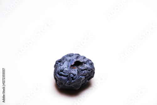 Foto wrinkled and shriveled blueberry in the fridge