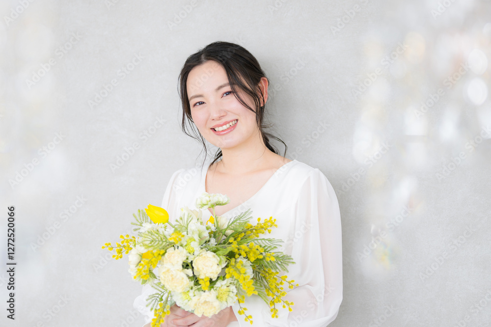 Cute woman with yellow bouquet Spring, beauty and beauty images Looking at the camera Cute woman with yellow bouquet Spring, beauty and beauty images Looking at the camera