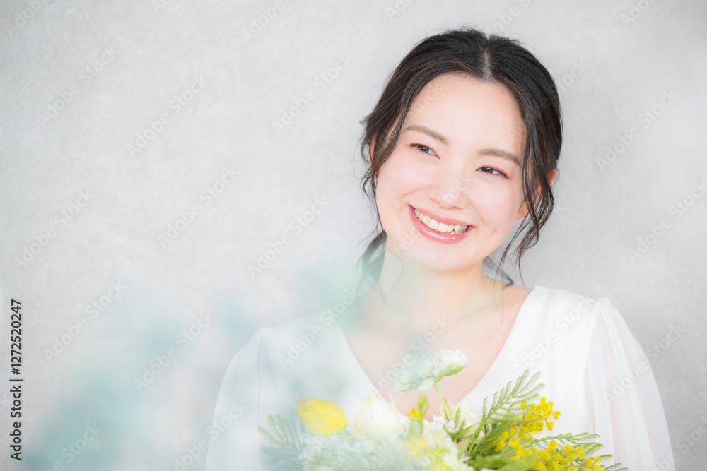 Cute woman with yellow bouquet Spring, beauty and beauty images Cute woman with yellow bouquet Spring, beauty and beauty images