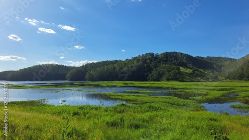 Um paisagem em um dia ensolarado na represa do rio paraitinga, em salesópolis, estado de São Paulo, Brasil. photo