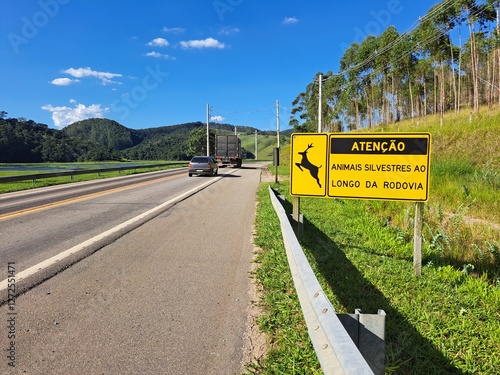 Uma placa de advertência de travessia de animais em uma rodovia paulista.