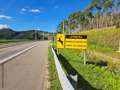 Uma placa de advertência de travessia de animais em uma rodovia paulista. photo