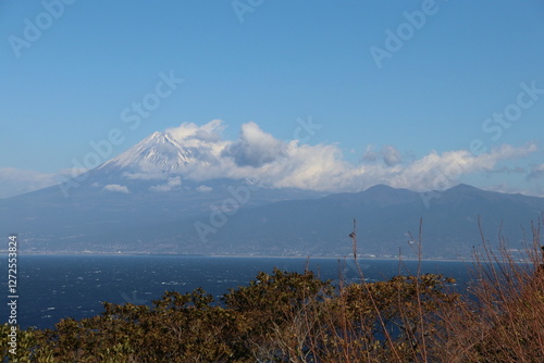 伊豆半島西海岸、夕映えの丘からの風景。雲のかかる富士山。 photo