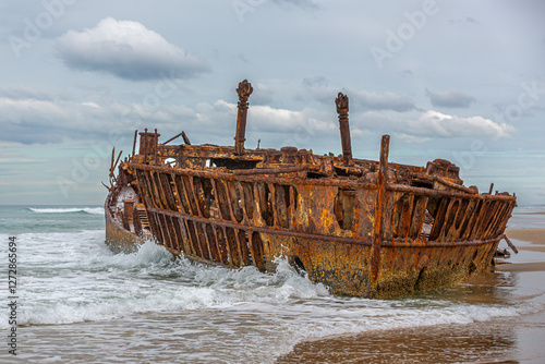 Obraz na plátně Waves splashing up on the ship wreck of the Steam Ship Maheno on the eastern Beach of Kgari-Fraser Island