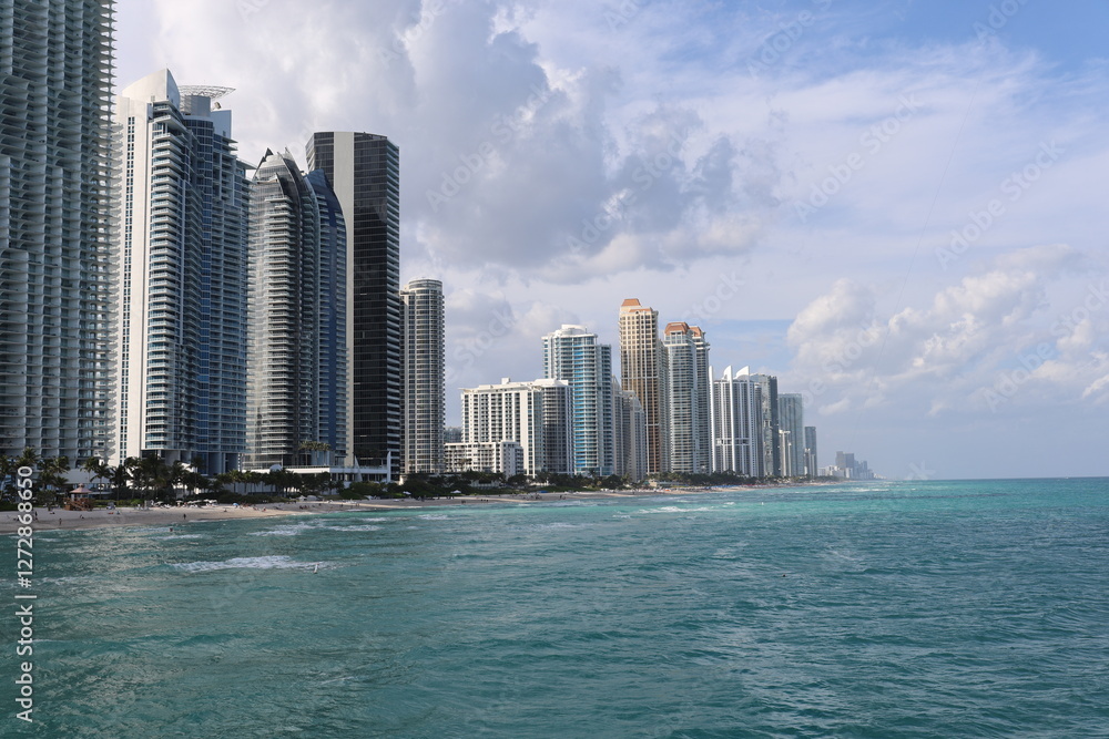 Obraz premium miami beach skyline on distance