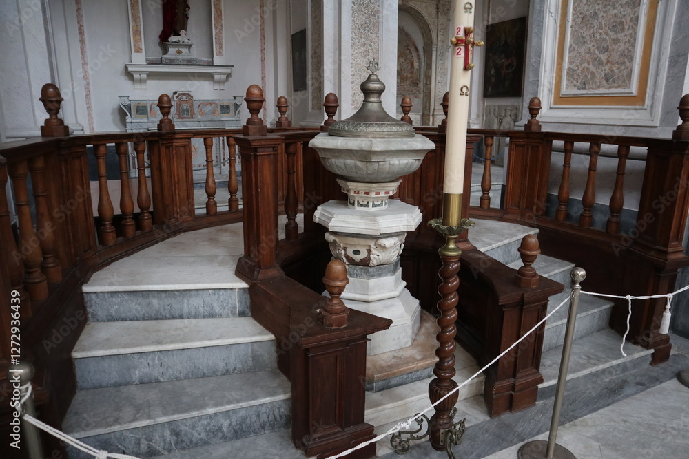 Napoli - Fonte battesimale con balaustra lignea nella Basilica di San Giovanni