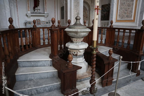 Obraz na płótnie Napoli - Fonte battesimale con balaustra lignea nella Basilica di San Giovanni w salonie