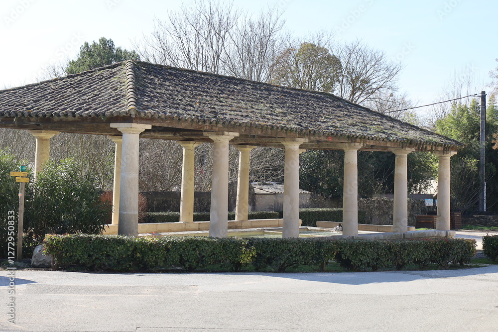 Ancien lavoir, village de Goudargues, département du Gard, France
