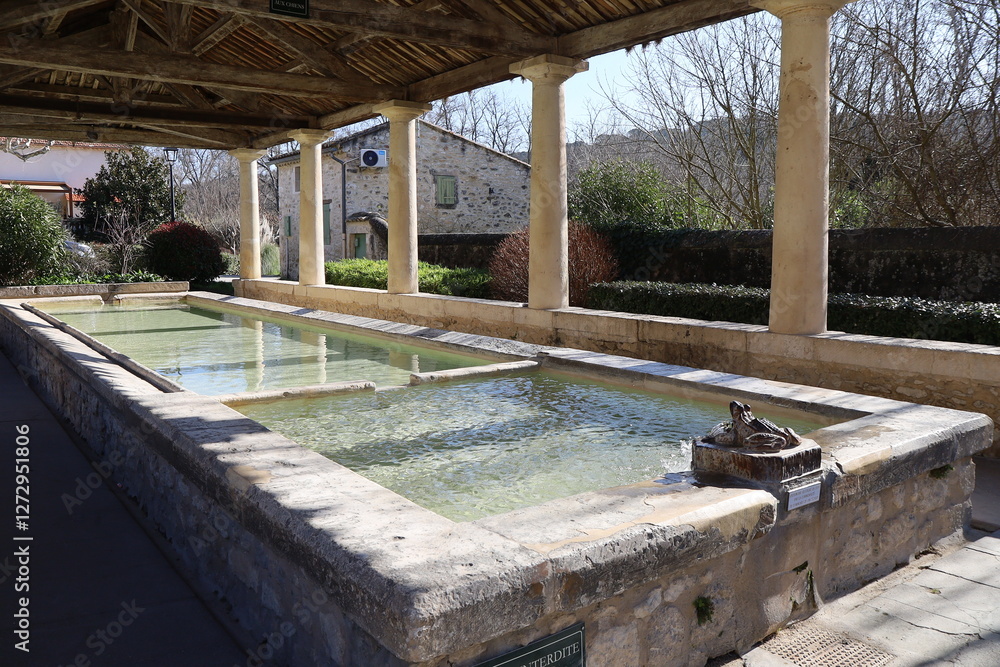 Ancien lavoir, village de Goudargues, département du Gard, France