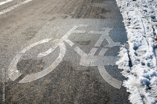 Obraz na płótnie Road markings with separate lanes for pedestrians and bicycles. Winter conditions.
w salonie