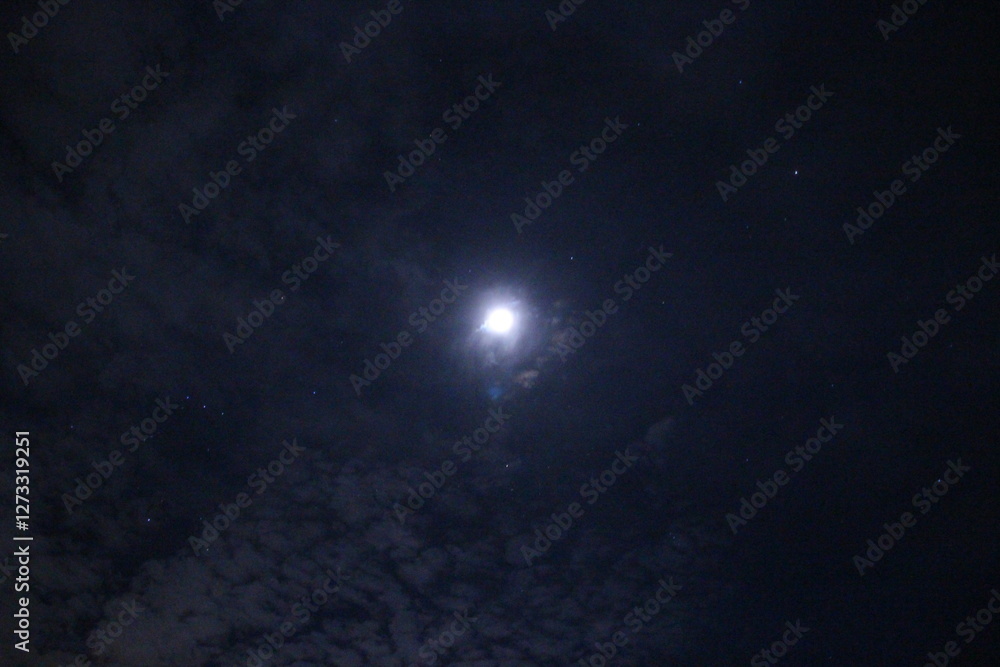 Fototapeta premium 月のある景色 ハーフムーン 上弦の月