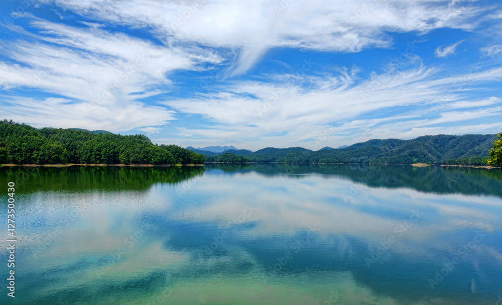 Obraz premium Hoengseong Lake Trail