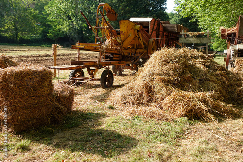 Fotografia Vintage Threshing Machine with Hay Bales