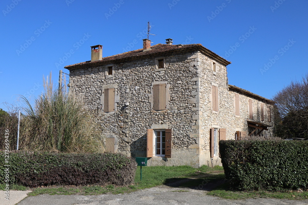 Bâtiment typique, vue de l'extérieur, village de Goudargues, département du Gard, France