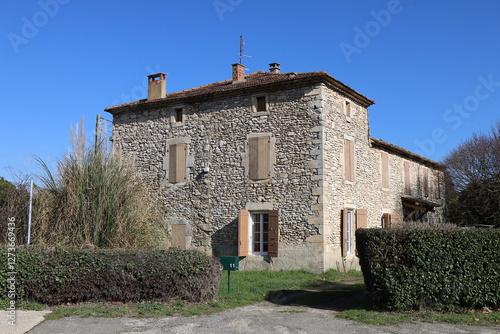 Obraz na płótnie Bâtiment typique, vue de l'extérieur, village de Goudargues, département du Gard, France w salonie