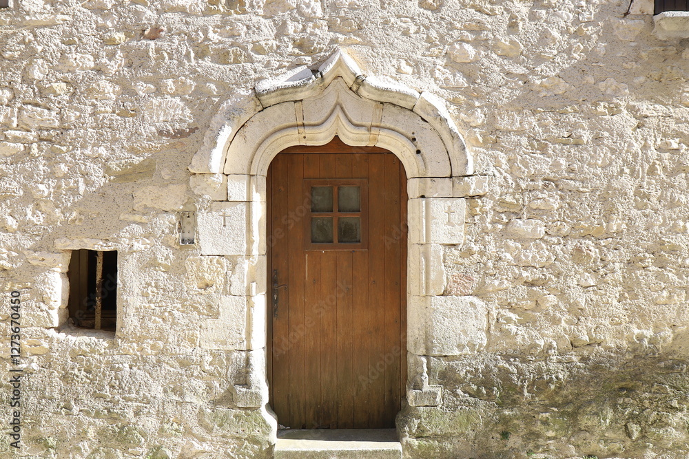 Bâtiment typique, vue de l'extérieur, village de Goudargues, département du Gard, France