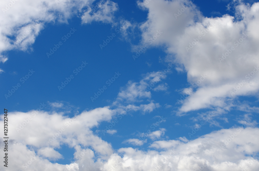 Obraz premium White clouds in blue sky