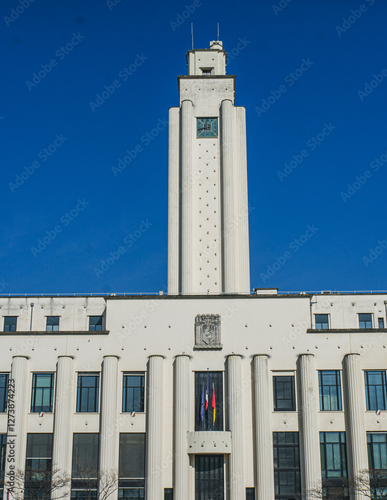 Obraz premium Villeurbanne City Hall Tower – Iconic Concrete Architecture