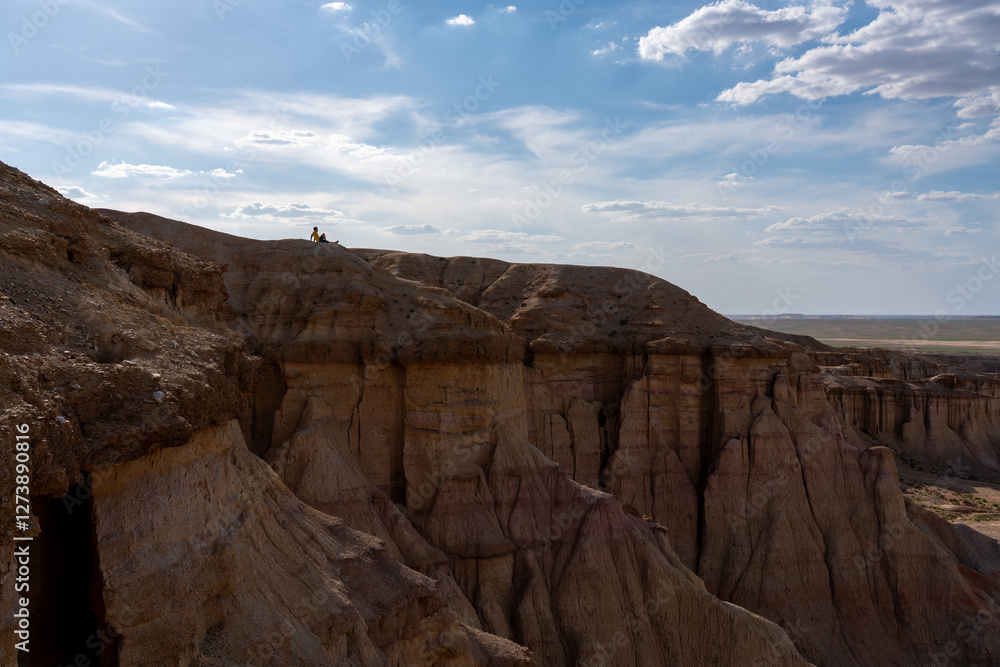 Fototapeta premium Solo Traveler Sitting on Mongolian Desert Cliff