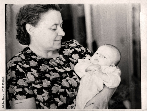Foto Retro portrait of a young grandmother and grandson in her arms