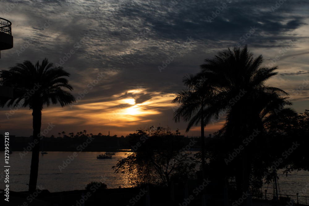 Obraz premium Sunrise over the City of Luxor in Egypt.