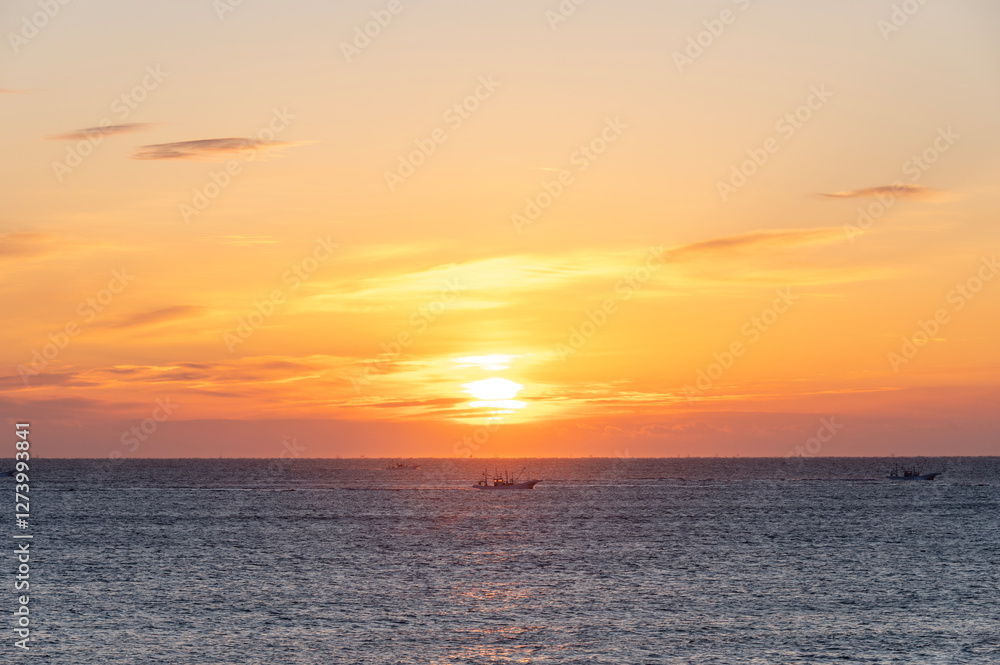 オレンジ色に朝焼けする空と海 オレンジ色に朝焼けする空と海