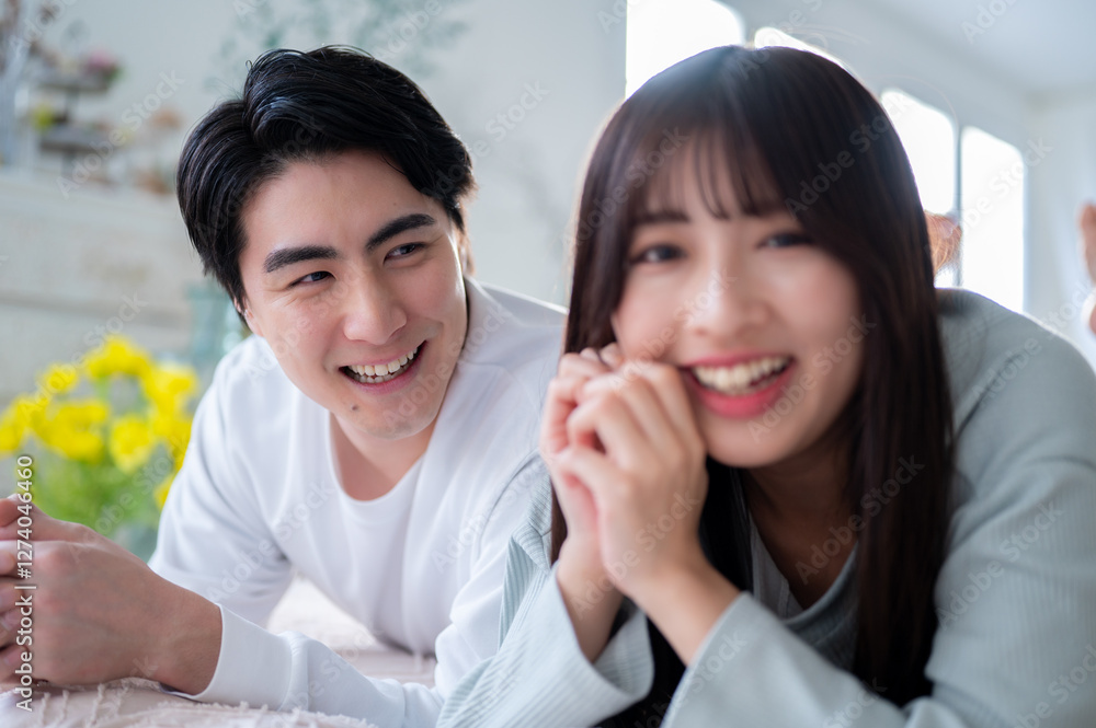 カメラ目線で笑顔の日本人男女 カメラ目線で笑顔の日本人男女