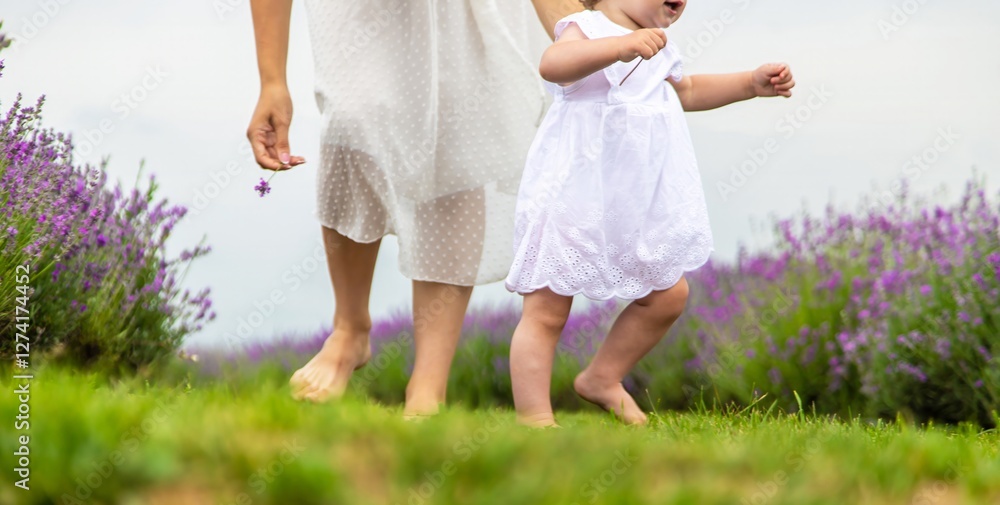 Naklejka premium Mother and child's legs running on grass