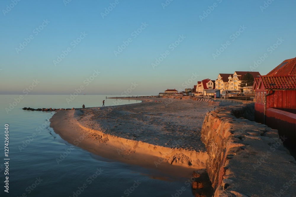 Promenade mit Sandstrand am beliebten Ferienort Laboe an der Ostsee.