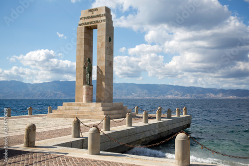Fotografie Statue of Athena under a tribute arch to King Vittorio Emanuele III located on the seafront of Reggio Calabria, Italy