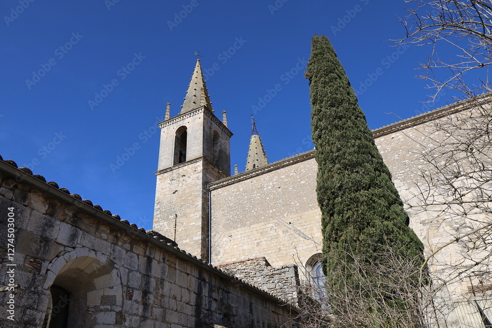 Eglise abbatiale Notre-Dame et Saint-Michel, vue de l'extérieur, village de Goudargues, département du Gard, France