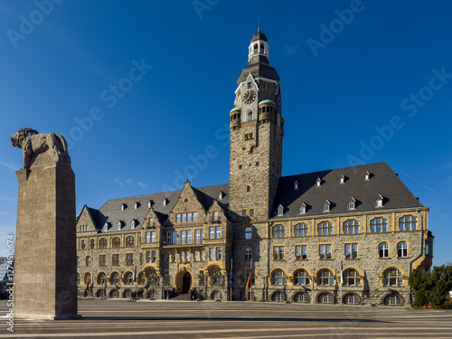 Das Rathaus in Remscheid mit dem  Denkmal des Bergischen Löwen