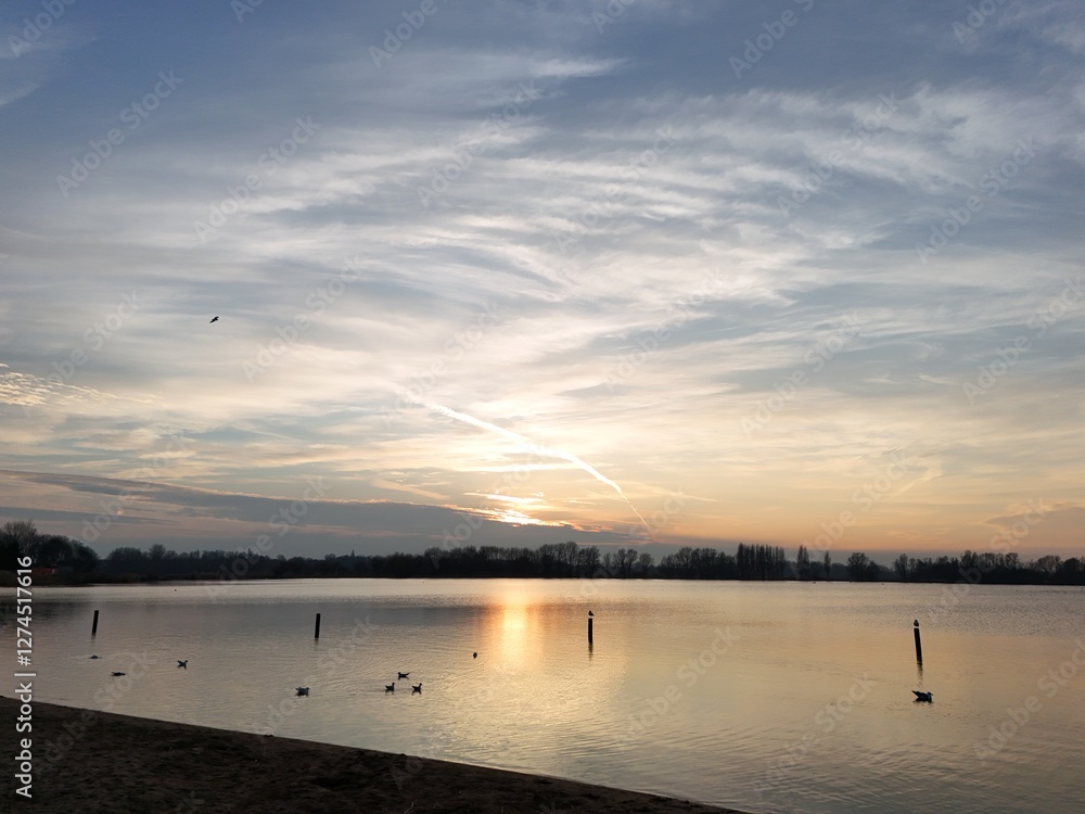 Obraz premium sunset over the lake