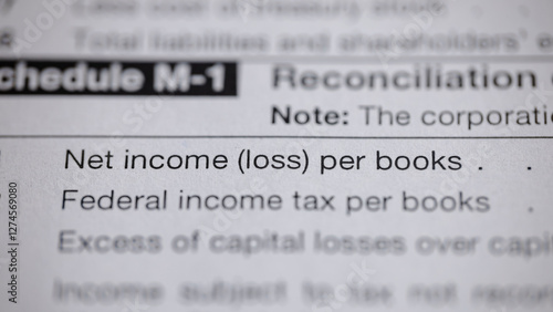 Foto Close-up shot of a document with text related to financial reporting